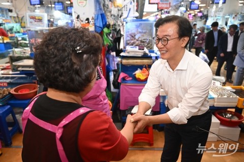노량진수산시장 상인과 인사 나누는 전재수 해수부 장관
