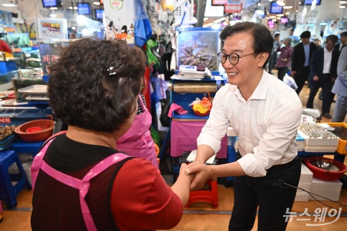 전재수 해양수산부 장관이 29일 오전 서울 동작구 노량진수산시장을 찾아 현장점검을 하던 중 상인과 인사를 하고 있다. 사진=강민석 기자 kms@newsway.co.kr