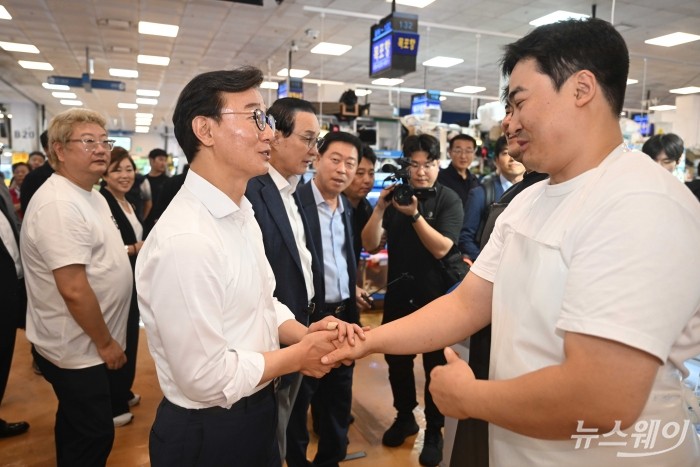 전재수 해양수산부 장관이 29일 오전 서울 동작구 노량진수산시장을 찾아 현장점검을 하던 중 상인과 인사를 하고 있다. 사진=강민석 기자 kms@newsway.co.kr