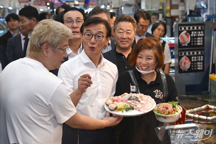 전재수 해양수산부 장관이 29일 오전 서울 동작구 노량진수산시장 위치한 민어집을 찾아 현장을 점검하고 있다. 사진=강민석 기자 kms@newsway.co.kr