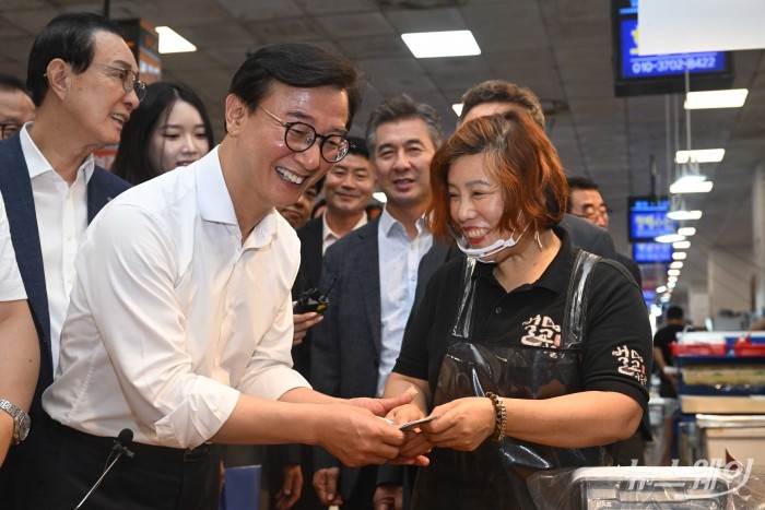 전재수 해양수산부 장관이 29일 오전 서울 동작구 노량진수산시장을 찾아 현장점검하던 중 온누리상품권을 상인에게 지불해 민어를 구매하고 있다. 사진=강민석 기자 kms@newsway.co.kr