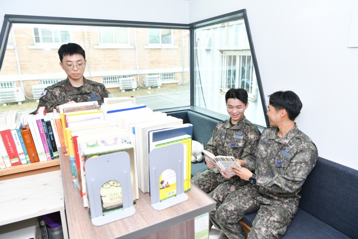 지난 3월 공군 8930부대에 개관한 '청춘책방' 12호점에서 장병들이 시간을 보내고 있는 모습. 사진=롯데지주 제공