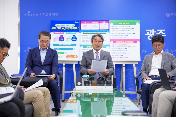 강기정 광주광역시장이 29일 시청 기자실에서 기자들과 만나 '2026년도 정부예산안'을 설명하고 있다. 광주시는 역대 최대 규모인 국비 3조6616억원을 확보했다. /광주광역시 제공