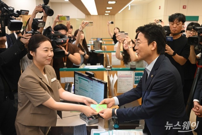 권대영 금융위원회 부위원장이 1일 오전 서울 중구 하나은행 본점에서 열린 예금보호한도 1억원 시행 현장방문에서 예금상품 가입을 마친 뒤 직원으로부터 통장을 수령하고 있다. 사진=강민석 기자 kms@newsway.co.kr