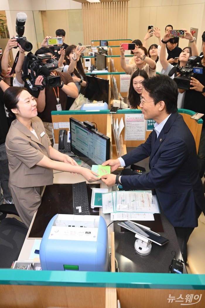 권대영 금융위원회 부위원장이 1일 오전 서울 중구 하나은행 본점에서 열린 예금보호한도 1억원 시행 현장방문에서 예금상품 가입을 마친 뒤 직원으로부터 통장을 수령하고 있다. 사진=강민석 기자 kms@newsway.co.kr
