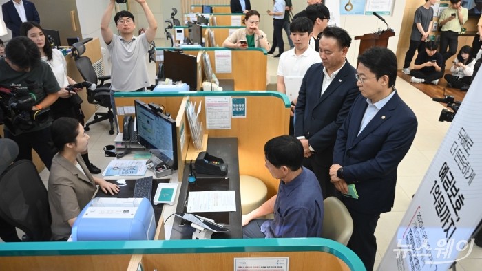 권대영 금융위원회 부위원장이 1일 오전 서울 중구 하나은행 본점에서 열린 예금보호한도 1억원 시행 현장방문에서 예금상품 가입 상담을 받는 시민을 바라보며 직원의 설명을 경청하고 있다. 사진=강민석 기자 kms@newsway.co.kr