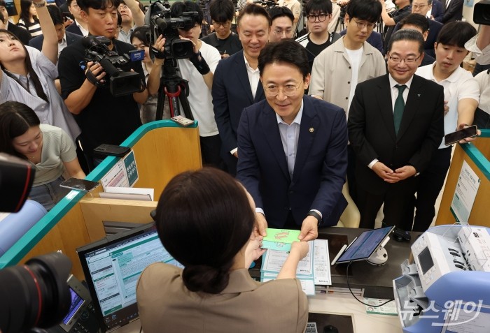 권대영 금융위원회 부위원장이 1일 오전 서울 중구 하나은행 본점에서 열린 예금보호한도 1억원 시행 현장방문에서 예금상품 가입을 마친 뒤 직원으로부터 통장을 수령하고 있다. 사진=강민석 기자 kms@newsway.co.kr