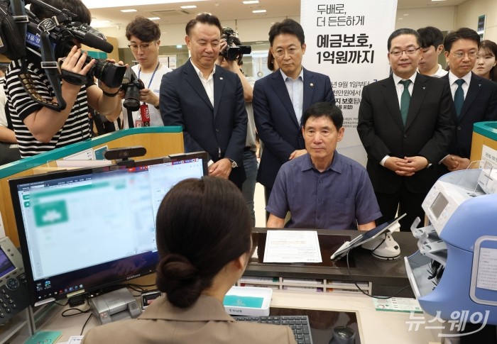 예금보호한도 1억원 시행일인 1일 오전 서울 중구 하나은행 본점에서 고객이 예금상품을 가입하고 있다. 뒷줄 왼쪽부터 유재훈 예금보험공사 사장, 권대영 금융위원회 부위원장, 이호성 하나은행장. 사진=강민석 기자 kms@newsway.co.kr