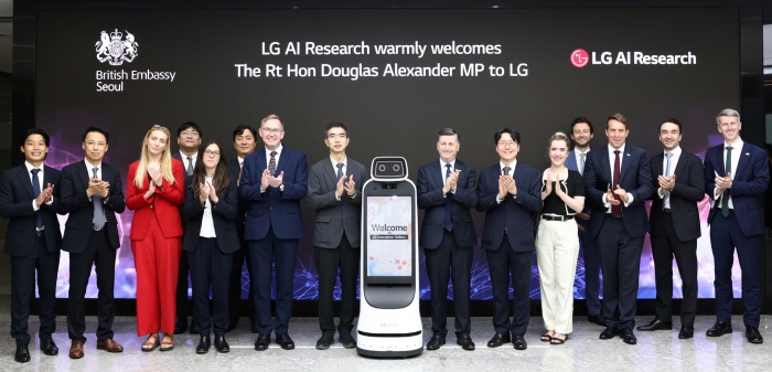 1일 더글라스 알렉산더 영국 국무상이 서울 마곡 LG AI연구원을 방문했다. (사진 제공=LG)