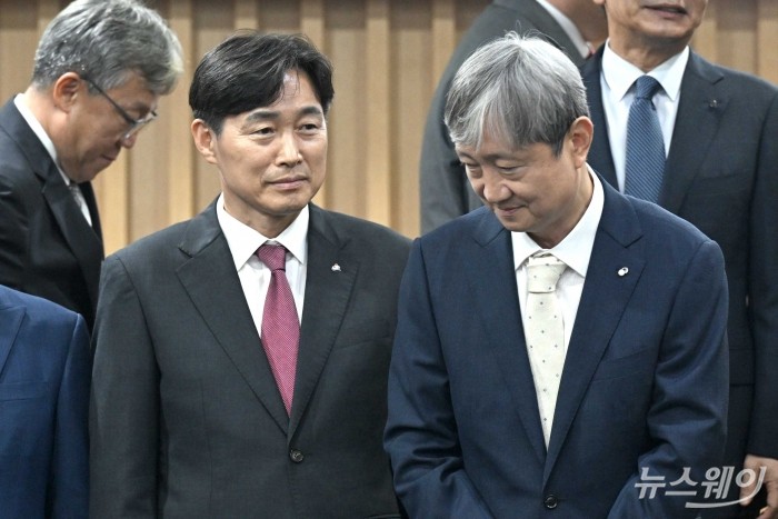 (오른쪽)이찬진 금융감독원장과 (왼쪽)이병래 손해보험협회장이 1일 오후 서울 종로구 생명보험교육문화센터에서 열린 보험사 최고경영자 간담회에서 기념촬영을 마친 뒤 대화하고 있다. 사진=강민석 기자 kms@newsway.co.kr