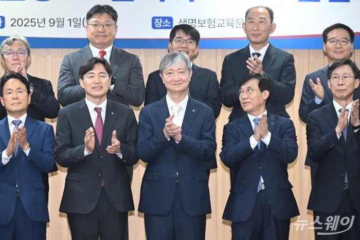 (앞 줄 중앙)이찬진 금융감독원장과 (앞 줄 오른쪽 두 번째)김철주 생명보험협회장, (앞 줄 왼쪽 두 번째)이병래 손해보험협회장을 비롯한 내빈들이 1일 오후 서울 종로구 생명보험교육문화센터에서 열린 보험사 최고경영자 간담회에서 기념촬영을 하고 있다. 사진=강민석 기자 kms@newsway.co.kr
