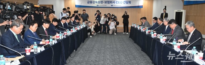 (오른쪽 세 번째)이찬진 금융감독원장이 1일 오후 서울 종로구 생명보험교육문화센터에서 열린 보험사 최고경영자 간담회에서 모두발언을 하고 있다. 사진=강민석 기자 kms@newsway.co.kr