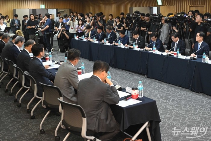 (오른쪽 세 번째)김철주 생명보험협회장과 (네 번째)이병래 손해보험협회장을 비롯한 내빈들이 1일 오후 서울 종로구 생명보험교육문화센터에서 열린 보험사 최고경영자 간담회에서 이찬진 금융감독원장의 모두발언을 경청하며 자료를 살펴보고 있다. 사진=강민석 기자 kms@newsway.co.kr