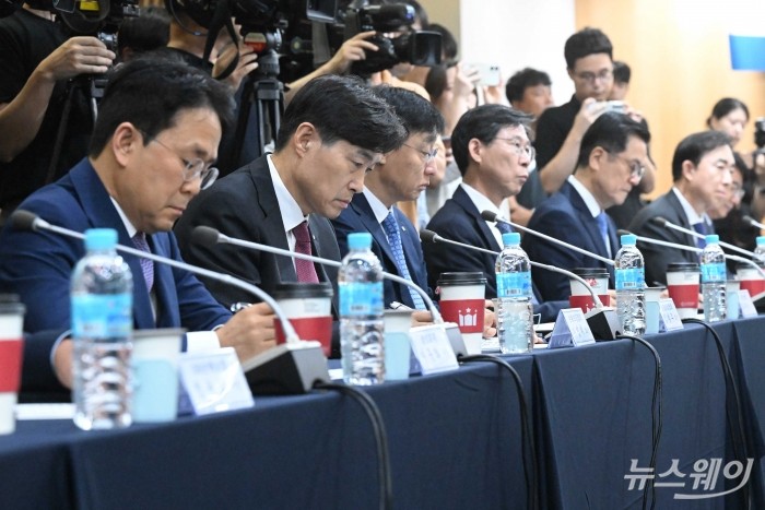 (왼쪽 두 번째)이병래 손해보험협회장과 (세 번째)김철주 생명보험협회장을 비롯한 내빈들이 1일 오후 서울 종로구 생명보험교육문화센터에서 열린 보험사 최고경영자 간담회에서 이찬진 금융감독원장의 모두발언을 경청하며 자료를 살펴보고 있다. 사진=강민석 기자 kms@newsway.co.kr