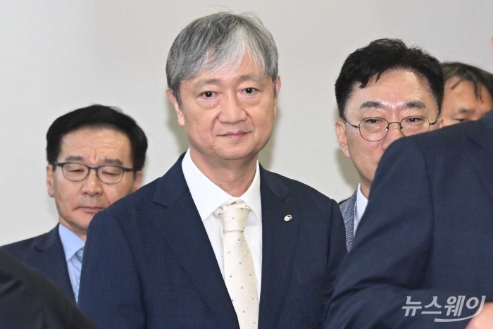 이찬진 금융감독원장이 1일 오후 서울 종로구 생명보험교육문화센터에서 열린 보험사 최고경영자 간담회에서 기념촬영을 마친 뒤 자리로 향하고 있다. 사진=강민석 기자 kms@newsway.co.kr