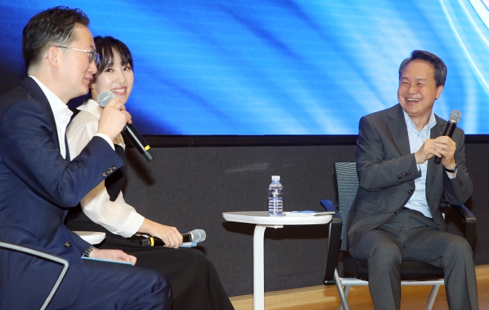 진옥동 신한금융그룹 회장이 1일 오전 서울 중구에 위치한 신한금융 본사에서 창립 24주년 기념 행사에 참여하고 있다. 사진=신한금융 제공