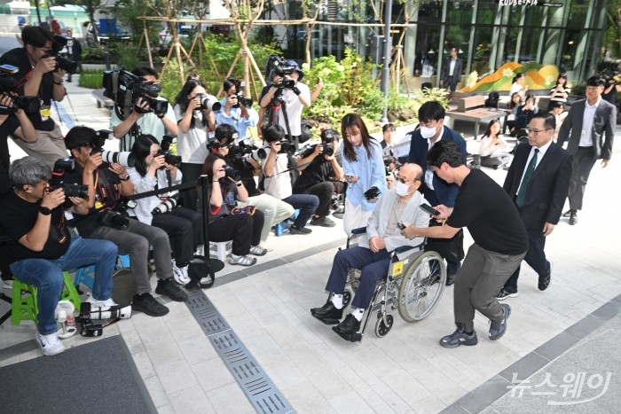 나토 순방 목걸이(매관매직) 의혹에 연루된 이봉관 서희건설 회장이 2일 오전 서울 종로구 KT광화문빌딩 WEST에 마련된 김건희 특검팀(특별검사 민중기)에 피의자 신분으로 조사받기 위해 출석하고 있다. 사진=강민석 기자 kms@newsway.co.kr