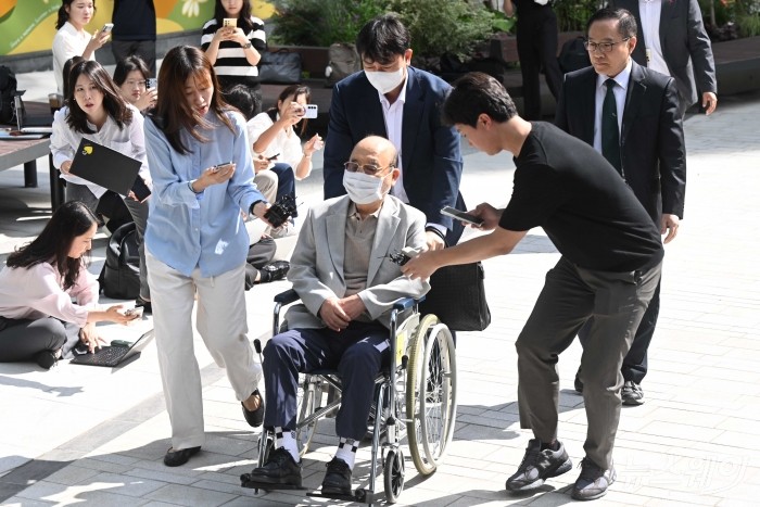 나토 순방 목걸이(매관매직) 의혹에 연루된 이봉관 서희건설 회장이 2일 오전 서울 종로구 KT광화문빌딩 WEST에 마련된 김건희 특검팀(특별검사 민중기)에 피의자 신분으로 조사 받기 위해 출석하고 있다. 사진=강민석 기자 kms@newsway.co.kr