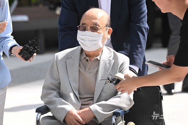 김건희 여사에 '나토 목걸이 3종 세트' 선물한 이봉관 서희건설 회장···피의자 특검 조사 출석