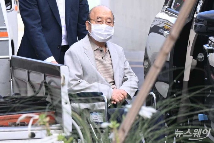 나토 순방 목걸이(매관매직) 의혹에 연루된 이봉관 서희건설 회장이 피의자 신분으로 조사 받기 위해 차량에 하차 후 휠체어를 탄 채 2일 오전 서울 종로구 KT광화문빌딩 WEST에 마련된 김건희 특검팀(특별검사 민중기)에 출석하고 있다. 사진=강민석 기자 kms@newsway.co.kr