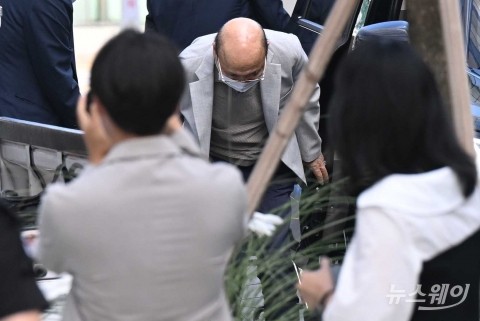 허리 숙인 이봉관 서희건설 회장···휠체어 타고 김건희 특검 출석