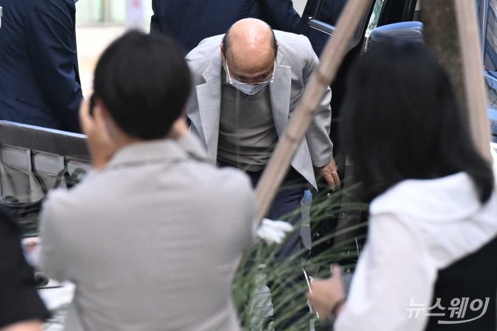 나토 순방 목걸이(매관매직) 의혹에 연루된 이봉관 서희건설 회장이 2일 오전 서울 종로구 KT광화문빌딩 WEST에 마련된 김건희 특검팀(특별검사 민중기) 사무실에 피의자 신분으로 조사에 출석하기 위해 휠체어로 이동하고 있다. 사진=강민석 기자 kms@newsway.co.kr