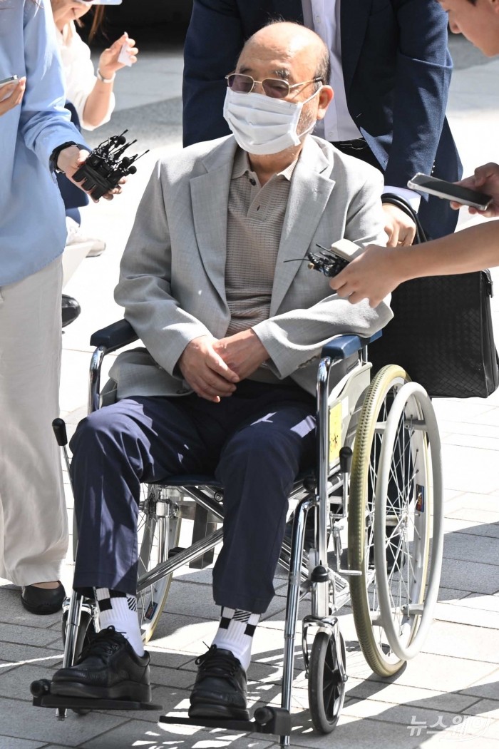 나토 순방 목걸이(매관매직) 의혹에 연루된 이봉관 서희건설 회장이 휠체어를 탄 채 2일 오전 서울 종로구 KT광화문빌딩 WEST에 마련된 김건희 특검팀(특별검사 민중기)에 피의자 신분으로 조사 받기 위해 출석하고 있다. 사진=강민석 기자 kms@newsway.co.kr