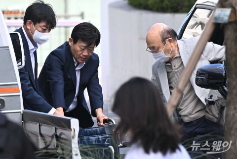 휠체어 옮겨 타고 김건희 특검 출석하는 이봉관 서희건설 회장