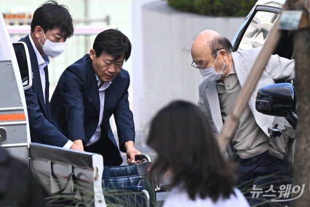 휠체어 옮겨 타고 김건희 특검 출석하는 이봉관 서희건설 회장