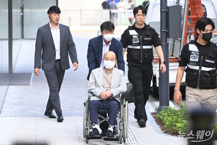 나토 순방 목걸이(매관매직) 의혹에 연루된 이봉관 서희건설 회장이 휠체어를 탄 채 2일 오전 서울 종로구 KT광화문빌딩 WEST에 마련된 김건희 특검팀(특별검사 민중기)에 피의자 신분으로 조사 받기 위해 출석하고 있다. 사진=강민석 기자 kms@newsway.co.kr
