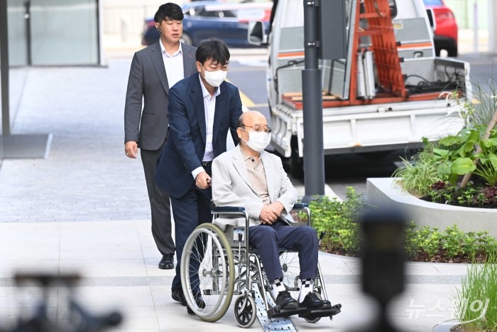 나토 순방 목걸이(매관매직) 의혹에 연루된 이봉관 서희건설 회장이 휠체어를 탄 채 2일 오전 서울 종로구 KT광화문빌딩 WEST에 마련된 김건희 특검팀(특별검사 민중기)에 피의자 신분으로 조사 받기 위해 출석하고 있다. 사진=강민석 기자 kms@newsway.co.kr
