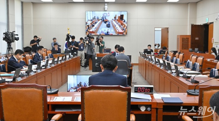 이억원 금융위원장 후보자가 2일 오전 서울 여의도 국회 정무위원회에서 열린 인사청문회에 참석해 자리하고 있다. 사진=이수길 기자 Leo2004@newsway.co.kr