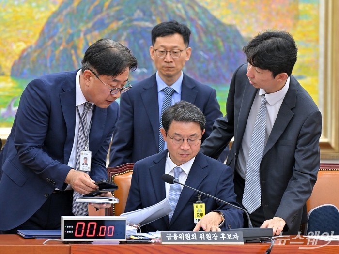 이억원 금융위원장 후보자가 2일 오전 서울 여의도 국회 정무위원회에서 열린 인사청문회에 출석해 관계자들과 자료를 확인하고 있다. 사진=이수길 기자 Leo2004@newsway.co.kr
