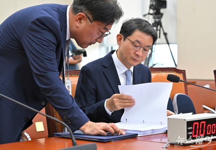 이억원 금융위원장 후보자가 2일 오전 서울 여의도 국회 정무위원회에서 열린 인사청문회에 참석해 관계자들과 자료를 확인하고있다. 사진=이수길 기자 Leo2004@newsway.co.kr