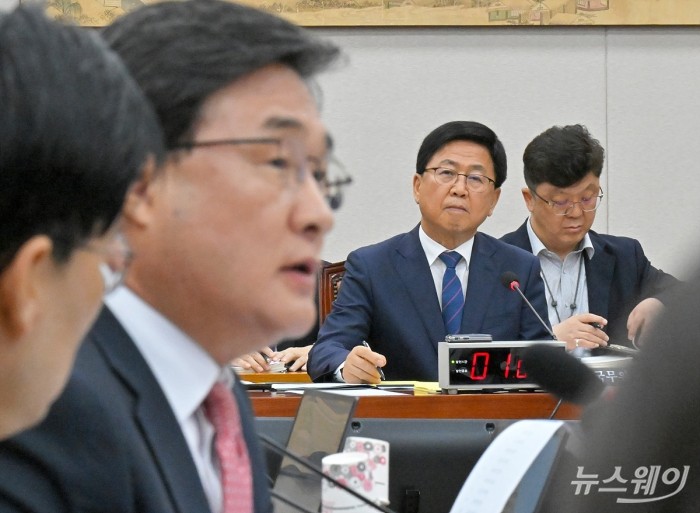 최교진 사회부총리 겸 교육부 장관 후보자가 2일 서울 여의도 국회 교육위원회에서 열린 인사청문회에서 의원의 의사진행 발언을 듣고 있다. 사진=이수길 기자 Leo2004@newsway.co.kr