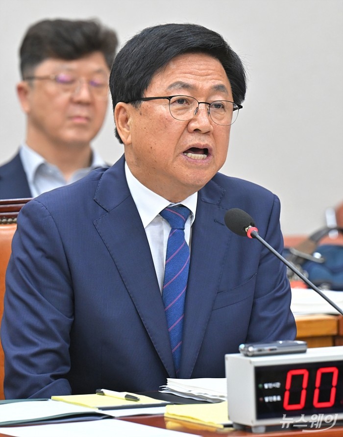 최교진 사회부총리 겸 교육부 장관 후보자가 2일 서울 여의도 국회 교육위원회에서 열린 인사청문회에서 발언하고 있다. 사진=이수길 기자 Leo2004@newsway.co.kr
