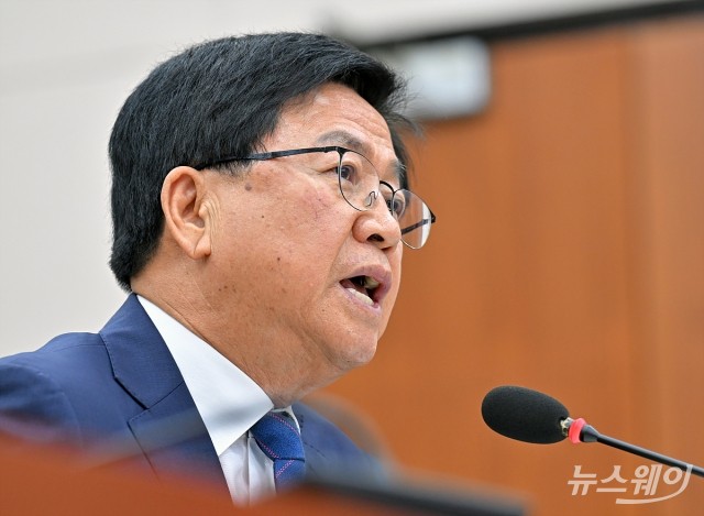 청문회에서 발언하는 최교진 교육부 장관 후보자