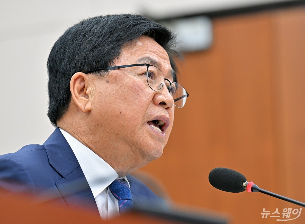 청문회에서 발언하는 최교진 교육부 장관 후보자
