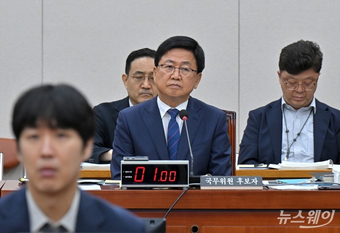 최교진 사회부총리 겸 교육부 장관 후보자가 2일 서울 여의도 국회 교육위원회에서 열린 인사청문회에서 의원의 발언을 듣고 있다. 사진=이수길 기자 Leo2004@newsway.co.kr