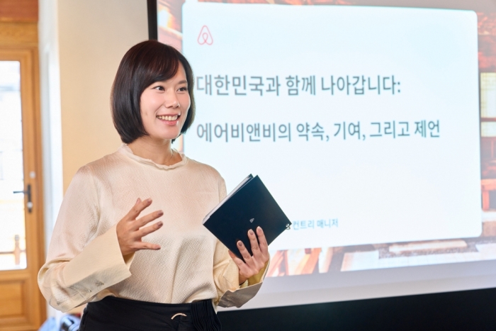 서가연 매니저가 영업신고 의무화에 관해 발언하고 있다. 사진=에어비앤비