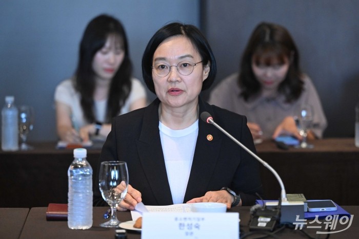 한성숙 중소벤처기업부 장관이 2일 오후 서울 중구 더플라자호텔에서 열린 중소기업 기술탈취 근절을 위한 두 번째 간담회에서 모두발언을 하고 있다. 사진=강민석 기자 kms@newsway.co.kr