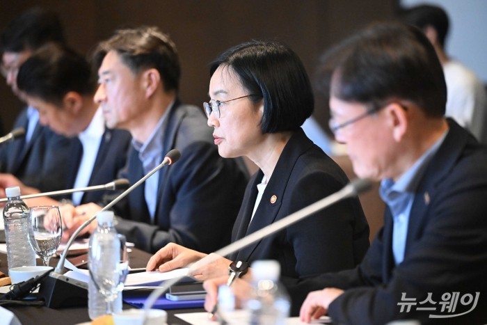 한성숙 중소벤처기업부 장관이 2일 오후 서울 중구 더플라자호텔에서 열린 중소기업 기술탈취 근절을 위한 두 번째 간담회에서 모두발언을 하고 있다. 사진=강민석 기자 kms@newsway.co.kr