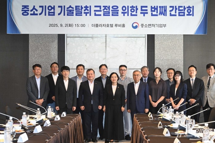(앞 줄 왼쪽 네 번째)한성숙 중소벤처기업부 장관을 비롯한 참석자들이 2일 오후 서울 중구 더플라자호텔에서 열린 중소기업 기술탈취 근절을 위한 두 번째 간담회에서 기념촬영을 하고 있다. 사진=강민석 기자 kms@newsway.co.kr