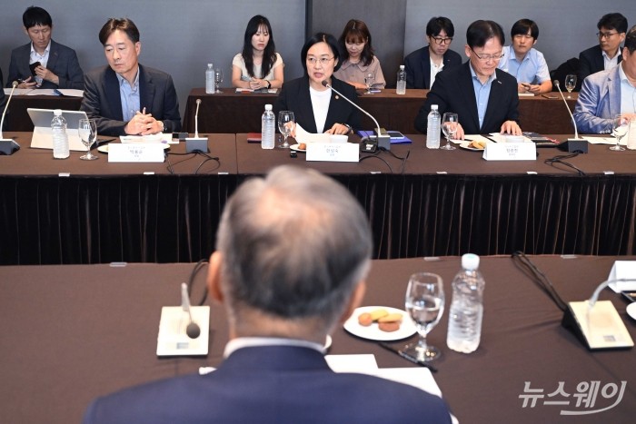 한성숙 중소벤처기업부 장관이 2일 오후 서울 중구 더플라자호텔에서 열린 중소기업 기술탈취 근절을 위한 두 번째 간담회에서 모두발언을 하고 있다. 사진=강민석 기자 kms@newsway.co.kr