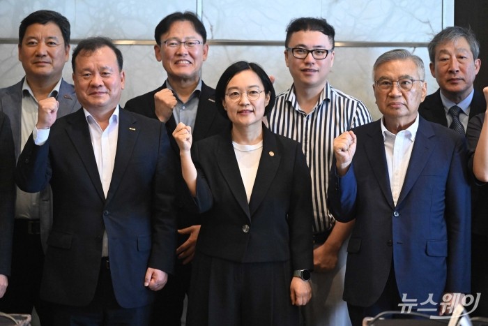 (앞 줄 왼쪽 두 번째)한성숙 중소벤처기업부 장관을 비롯한 참석자들이 2일 오후 서울 중구 더플라자호텔에서 열린 중소기업 기술탈취 근절을 위한 두 번째 간담회에서 기념촬영을 하고 있다. 사진=강민석 기자 kms@newsway.co.kr