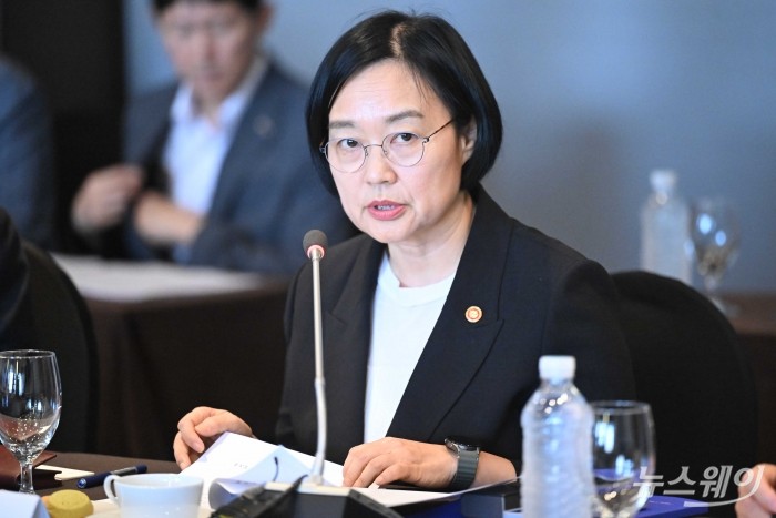 한성숙 중소벤처기업부 장관이 2일 오후 서울 중구 더플라자호텔에서 열린 중소기업 기술탈취 근절을 위한 두 번째 간담회에서 모두발언을 하고 있다. 사진=강민석 기자 kms@newsway.co.kr