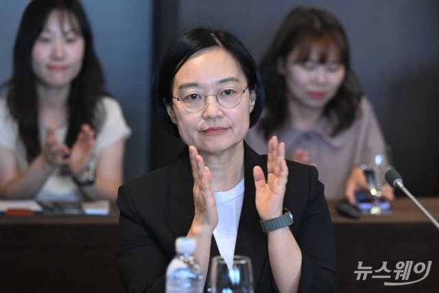 박수치는 한성숙 중소벤처기업부 장관