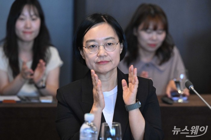 박수치는 한성숙 중소벤처기업부 장관