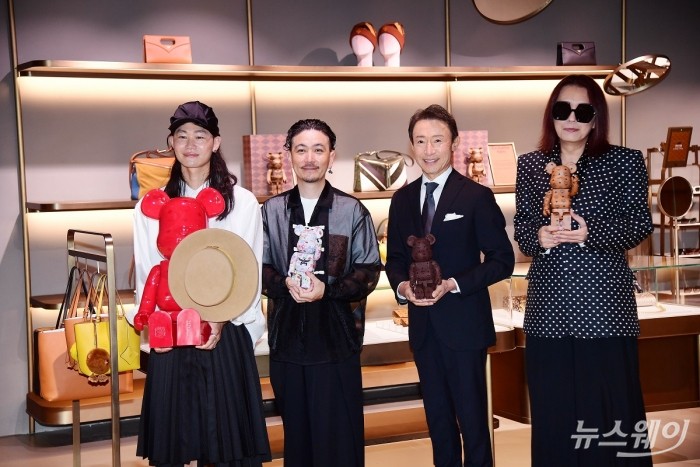 (왼쪽부터) 노부키 히즈메 작가, 켄 야시키 작가, 이사오 우에하라 인덴야 대표, 타츠히코 아카시 메디콤토이 CEO가 2일 오전 서울 강남구 압구정 MCM 하우스에서 열린 '베어브릭 인 MCM 원더월드' 전시에서 베이브릭 작품을 들고 포즈를 취하고 있다. 사진=MCM
