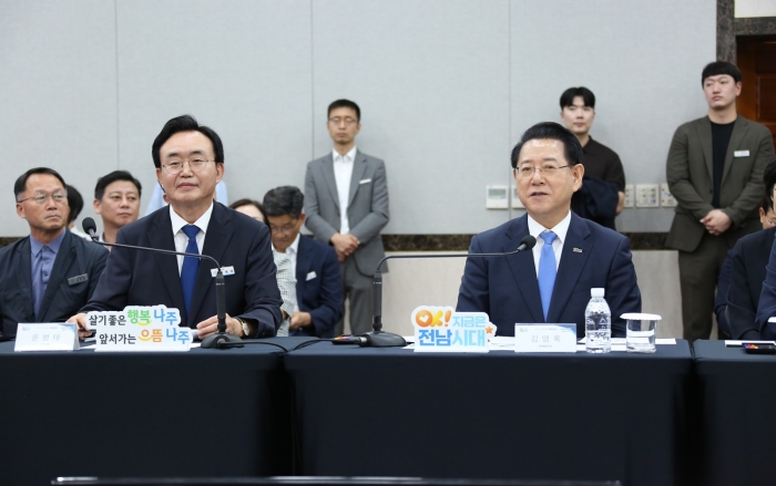 윤병태 시장(왼쪽)과 김영록 도지사(오른쪽)가 2일 나주시청 대회의실에서 열린 '전남 정책비전 투어'에 참여했다.(사진 제공-나주시)